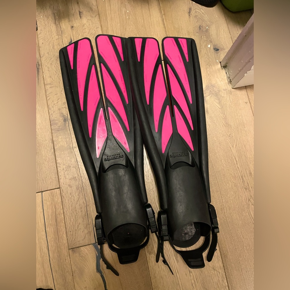 Atomic aquatics split fins in pink, size small
